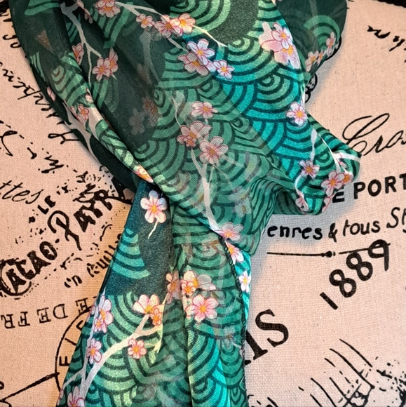 Beautiful!! Made in Korea scarf - Picture 8 of 11